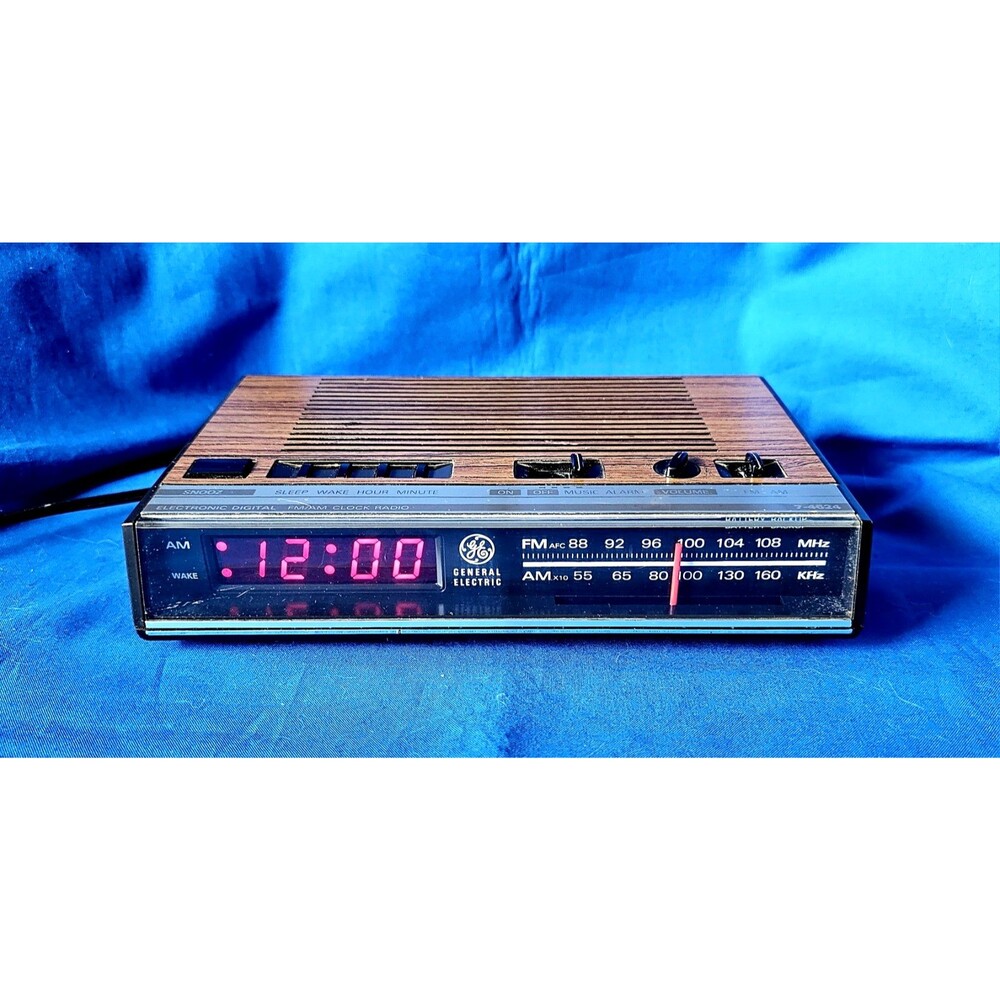 Vintage GE Digital AM/FM Alarm Clock Electric Radio Woodgrain 7-4624A *TESTED*
